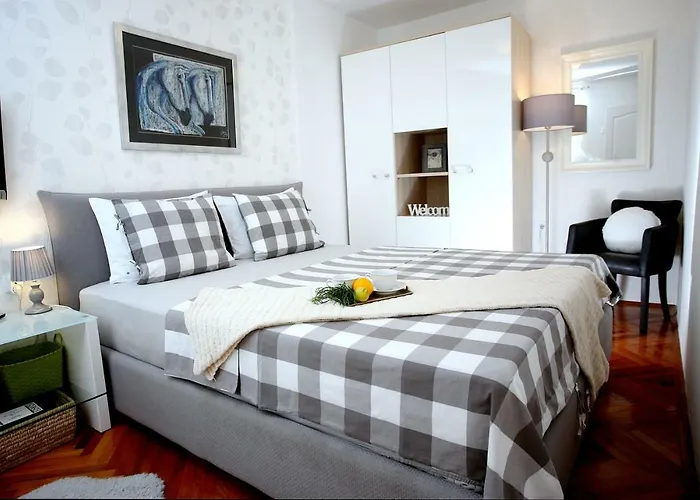 Charming Seaside Apartment