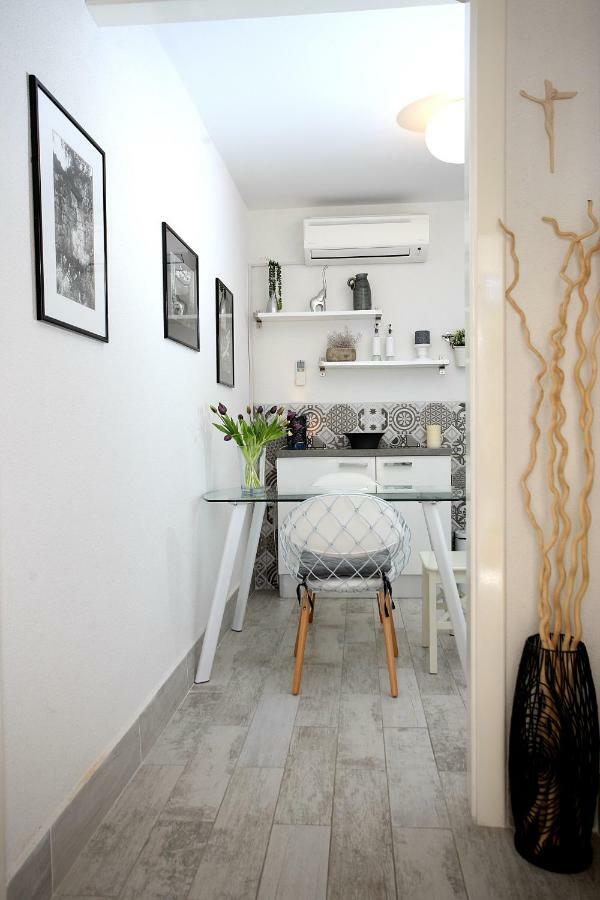 Charming Seaside Apartment